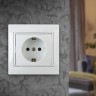 Розетка Intro Plano 1Э-206-01 с заземлением 2P+E Schuko со шторками, 16А-250В, СУ, без лапок, белый